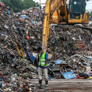 Gengster Jaga Tapak Pelupusan Sampah Haram Di Selangor