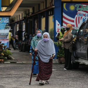 Warga Emas Tak Nak Susahkan Orang Tolak Kerusi Roda Rela Bertongkat Pergi Mengundi