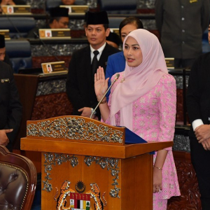 'YB Tercantik Di Malaysia Setakat Ini' - YB Rara Angkat Sumpah Di Parlimen Curi Perhatian