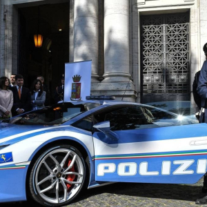 Polis Guna Lamborghini Hantar Buah Pinggang