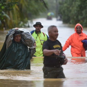 Lebih 5 Jam 3 Bekas Tentera Duduk Atas Pokok Dalam Kegelapan Malam Dek Banjir