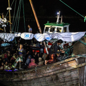 Hanyut Sejak November Di Tengah Laut- Tak Ada Yang Tolong, Tak Tahulah Apa Nasib Beratus Pelarian Rohingya Atas Bot