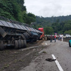 Trafik Sesak Di Genting Sempah, Kenderaan Terbalik Babit 5 Kenderaan