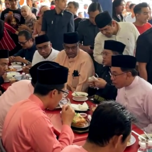 Rutin Jumaat- Anwar Ibrahim Singgah Gerai Makan, Bantu Peniaga Kecil