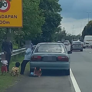 Suami Isteri Penipu, Pura-Pura Tolak Kereta Tepi Jalan Sambil Bawa 3 Anak Untuk Raih Simpati Ramai