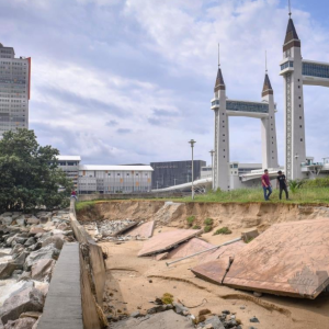 Habislah Dah Tak Boleh Tangkap Gambar- Benteng Pecah, Nak Tumbang, Hakisan Sekitar Jambatan Angkat Terengganu Membimbangkan