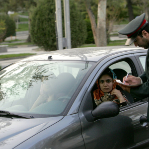 Wanita Iran Diberi Amaran Wajib Pakai Tudung Walaupun Dalam Kereta