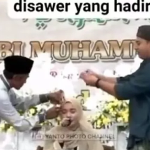 Aksi Biadab Dua Lelaki Campak, Selit Duit Pada Tudung Wanita Sedang Mengaji Al-Quran