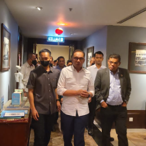 Anwar Dan Zahid Tengah Cari Formula Nak Selesai Kemelut Politik Di Sabah