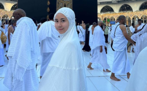 "Dekat Malaysia Allah Tak Tengok Ke? Masa Umrah Je Allah Tengok Kena Pakai Tudung Ya Intan Najuwa?"