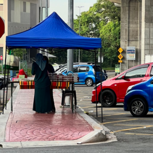 Suka Hati Buka Gerai Di Laluan Pejalan Kaki- Bila Tegur Terus Kena Cop Melayu Dengki, Dituduh Nak Tutup Periuk Nasi Pula!