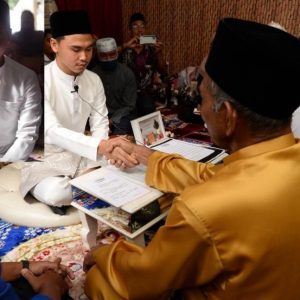 'Tu Nama Ayah Saya' - Wali Pun Sama Gugup Sampai Tersasul Sebut Nama Pengantin Lelaki