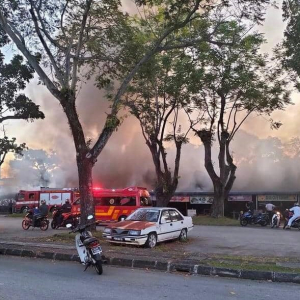 8 Lot Kedai Makan Astaka Stadium Bandaraya Terbakar