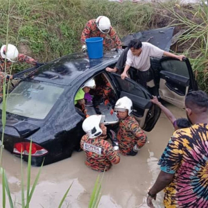 Wanita Maut Kereta Dipandu Tunang Terjun Parit