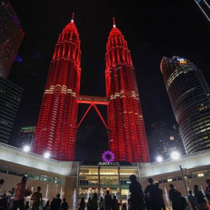 KLCC Berubah Warna Merah Mak Ngah!