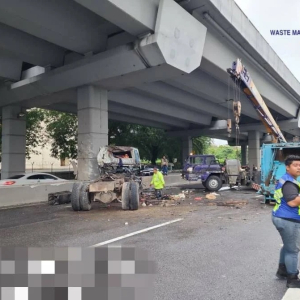 Seorang Maut, Seorang Cedera Lori Sampah Langgar Pembahagi Jalan Sebelum Rempuh Tiang