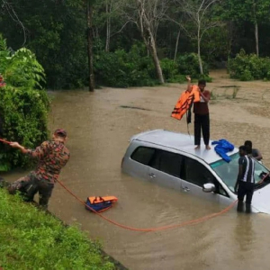 3 Beradik Cemas, Panjat Bumbung MPV Tunggu Bantuan