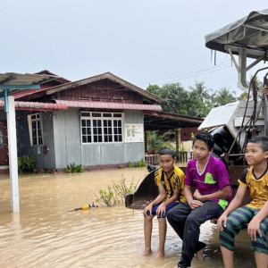 Guna Traktor Bantu Masyarakat Setiap Kali Banjir