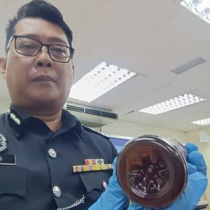 Laki Bini Suntik Dadah Dalam Botol Minuman Berkultur