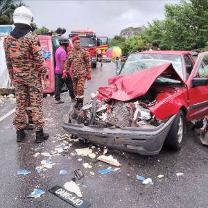 Elak Langgar Kenderaan Depan, Lori Rempuh Kereta Di Laluan Bertentangan 'Bunuh' Warga Emas