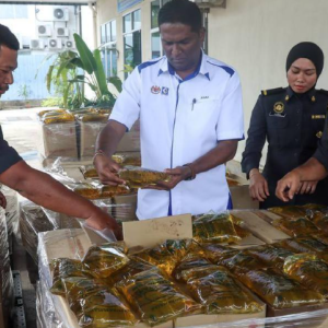 Kantoi Sorok 2.98 Tan Minyak Masak Paket Dalam Bilik Sauna Di Bukit Mertajam