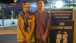 Zizan Razak Dan Hawa Rizwana Bergambar Depan Surau, Dikecam Tak Ada Halal Gap