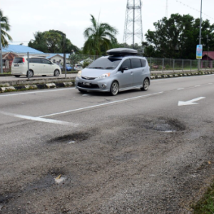 Setiap Hari Ada Tayar Kereta Yang Pecah, Jalan Muadzam Shah Berlubang Sana Sini Ibarat Jerangkap Samar