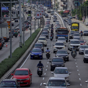 Sebahagian Warga Kota Keluar Rumah 5 Pagi, Tidur Dalam Kereta Sebelum Pejabat Dibuka