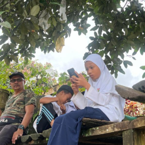 Dah 10 Tahun Talian Telefon Dan Internet Di Gua Musang Masih Lemah! Kena Duduk Bawah Pokok Nangka Baru Dapat