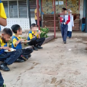 Kantin Rosak Langsung Tak Dibaiki Sejak 2016- Beratus Murid Sekolah Di Maran Makan Bersepah-Sepah, Di Tepi Longkang Dan Lereng Bukit