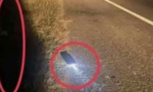 Taktik Baru Nak Samun Orang, Letak Telefon Dalam Keadaan Lampu Menyala Di Atas Jalan Raya?