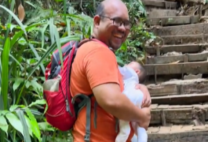 "Duduk Rumah Nangis, Kalau Bawa Panjat Bukit Atau Gunung Diam"- Bapa Bawa Bayi Lima Bulan Hiking