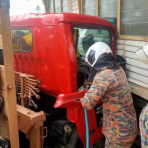 Pemandu Tersepit Lori 'Masuk' Rumah