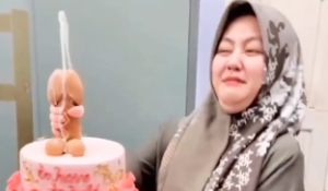 Wanita Bertudung Sambut Bridal Shower Dengan Kek Bentuk Zakar, Bila Picit Keluar Air Putih Macam Mani