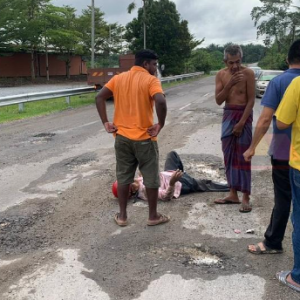 Lelaki Tua Hampir Temui Ajal Langgar Lubang Maut, Rupa-Rupanya Ramai Dah Tergolek Jatuh Atas Jalan Sama