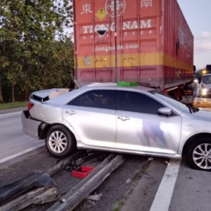 Wanita Warga Emas Maut Kereta Dipandu Menantu Langgar Treler Terbabas