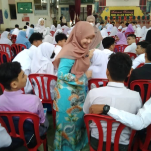 Menteri Pendidikan Berdebar Anak Duduki SPM, "Saya Berdoa, Berpuasa Dan Buat Solat Hajat"