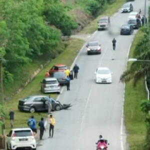 6 Kereta Rosak, Lori Muatan Batu Terundur