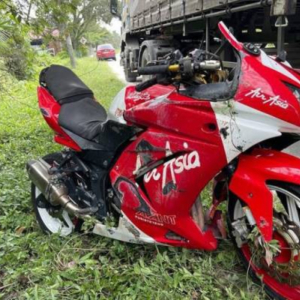 Warga Emas Tunggang Kawasaki Ninja Maut Bergesel Dengan Treler