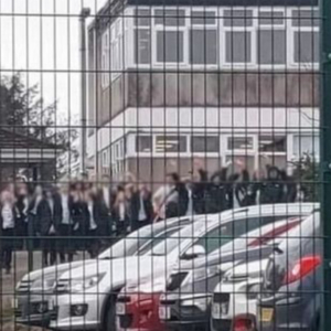 Ribuan Pelajar Sekolah United Kingdom Cetus Kekecohan, Serang Guru Kerana Dilarang Guna Tandas