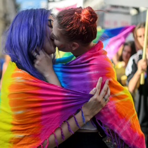 Bekas Lesbian Buntu Bakal Suami Larang Kawan Dengan Bekas Kekasih