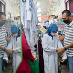 Ibu Bapa Beli Barangan Sekolah Tak Berjenama, Pilih Saiz Baju Sekolah Lebih Besar Supaya Tahan Hingga Dua Tahun