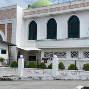 B*bi - Lelaki Conteng Masjid, Hina Nabi