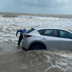 Tak Sedar Air Pasang, Kereta Mazda CX5 Hampir Hanyut Ke Laut