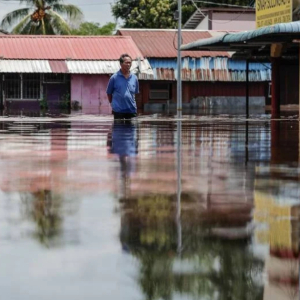 Penduduk Pakat Pasang Khemah Di Kawasan Tinggi Sebab Banjir Mengejut