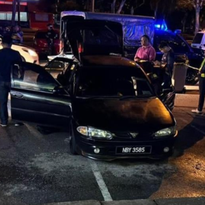 Dah Tiga Hari Mati- Mayat Lelaki Ditemukan Dalam Kereta Enjin Hidup Depan Pasar Raya