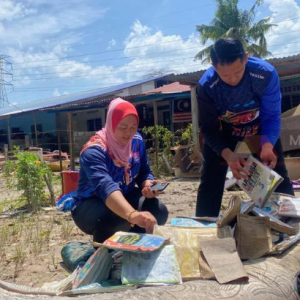 Banjir Johor: Malang Nasib Ibu Bapa- Buku Anak Rosak Teruk, Duit Yuran Sekolah Pula Dihanyutkan Banjir