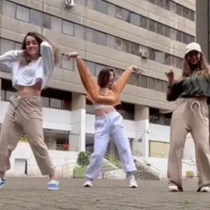 Lima gadis Iran menari lagu Selena Gomez kena tangkap