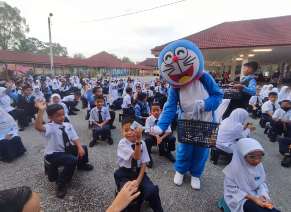 Hantar Anak Masuk Darjah Satu, Ibu Sanggup Pakai Kostum Doraemon Ke Sekolah