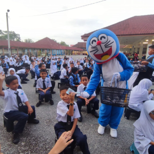 Hantar Anak Masuk Darjah Satu, Ibu Sanggup Pakai Kostum Doraemon Ke Sekolah